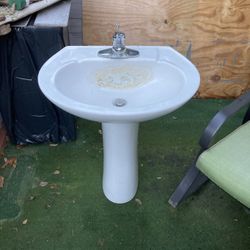 Pedestal Sink 
