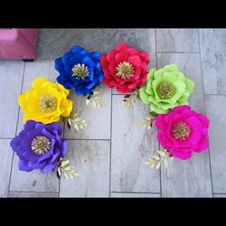 se asen flores de papel para todo tipo dede coraciones 