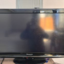 Panasonic 32" HDTV - Perfect for Movies, Streaming, and Gaming!