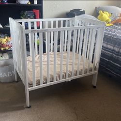 Baby Crib & Mattress - Foldable & Adjustable Height