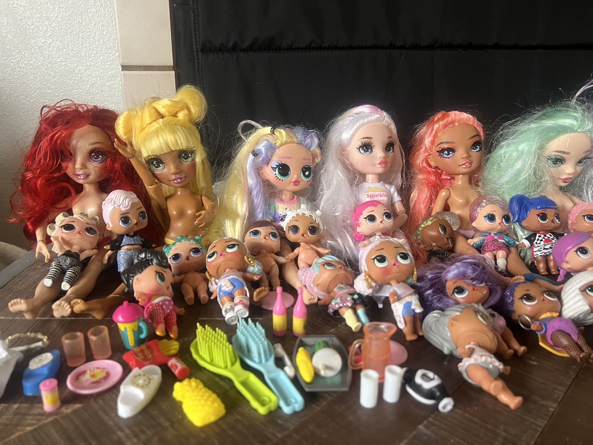 A Lots Of Lol L.O.L Dolls Great Condition
