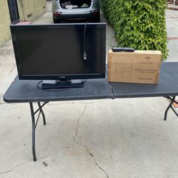 32 In Tv With DVD Player Built Inside With Wall Mount. 