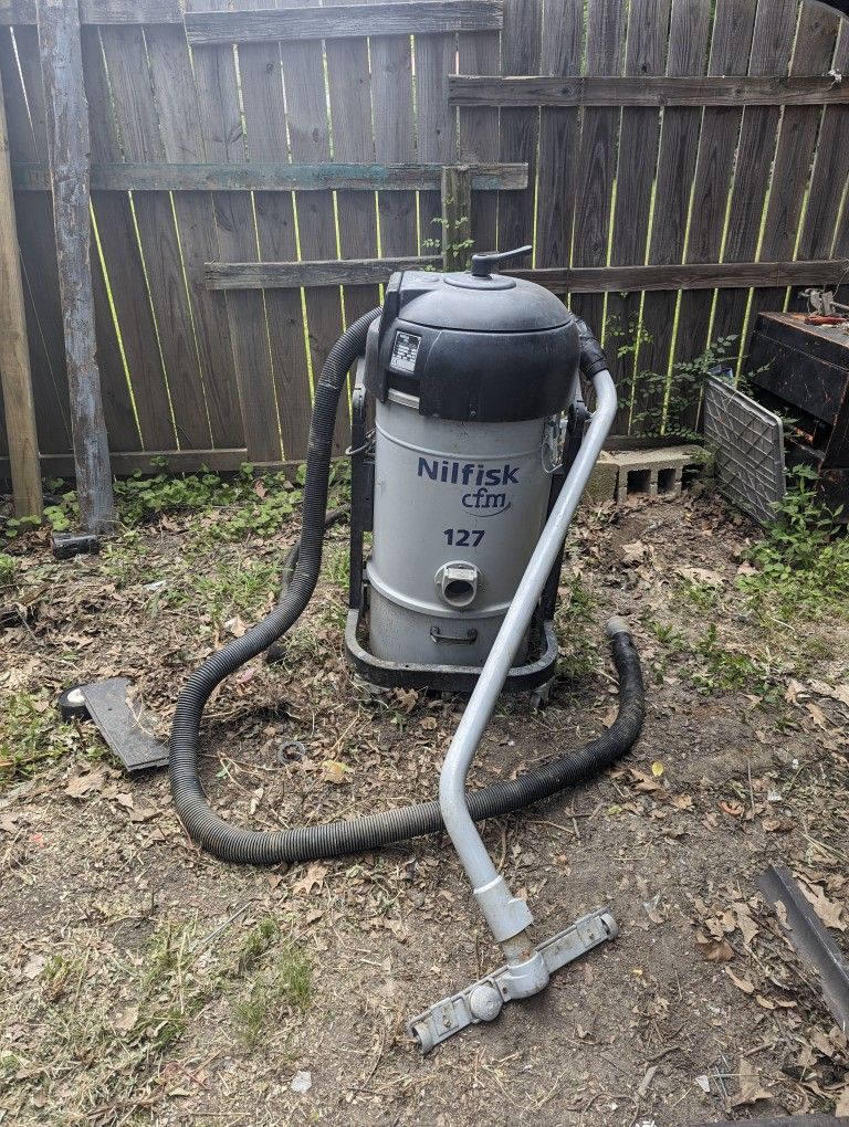 Nilfisk Cfm 127 Industrial Shop Vac