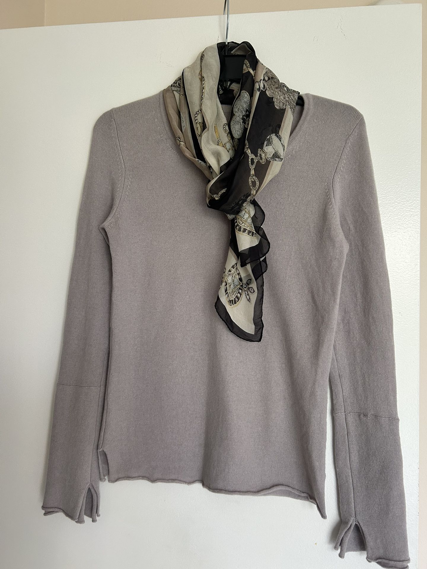 Women’s Cashmere Sweater Size S-M. Excellent Condition.