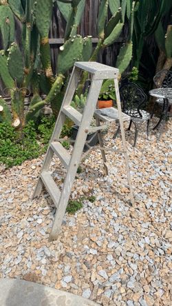 Mini aluminum ladder