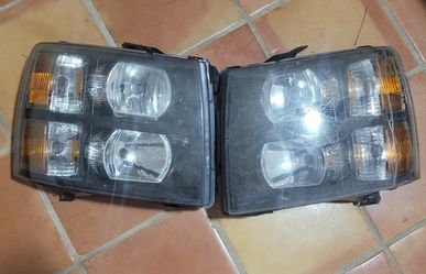 2007 Chevy Silverado Front Headlights Read Description