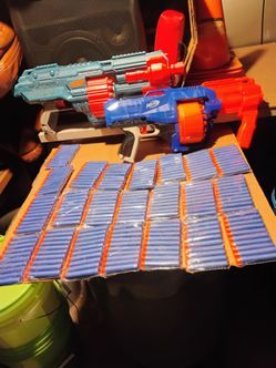 2 pistolas de juguete y todos los cartuchos por