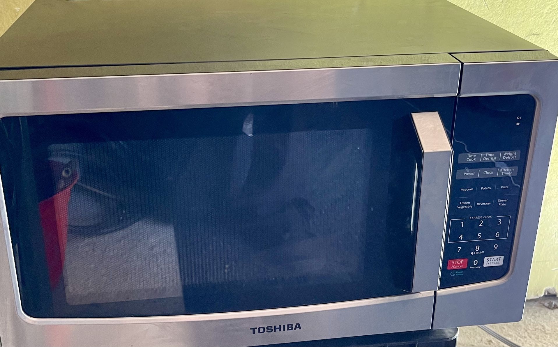 TOSHIBA 1000 WATT COUNTERTOP MICROWAVE