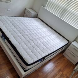 Bed King Size // Cama Tamaño King 