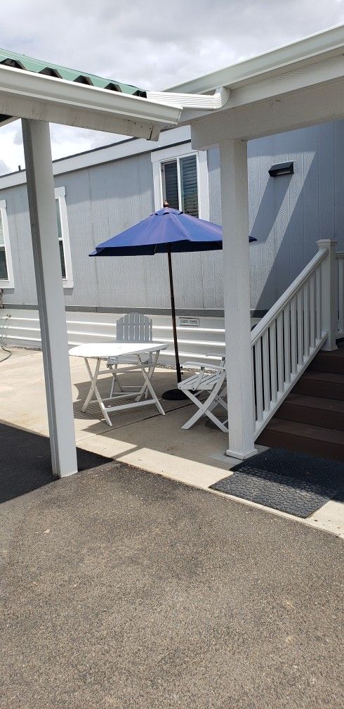 patio umbrella and stand like new 6/20/25 yakima