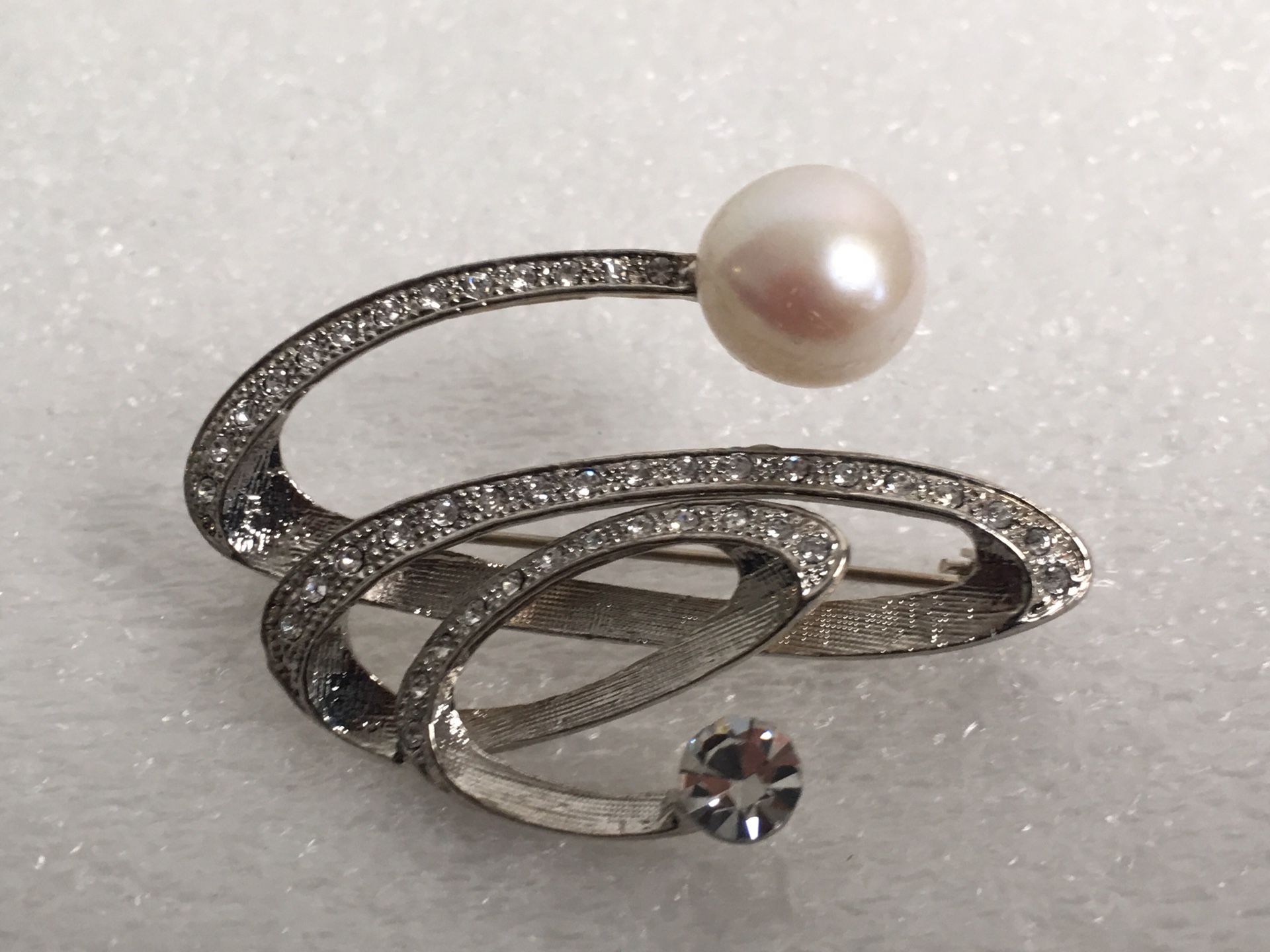 PRETTY SILVER RHINESTONE BROOCH πππ
