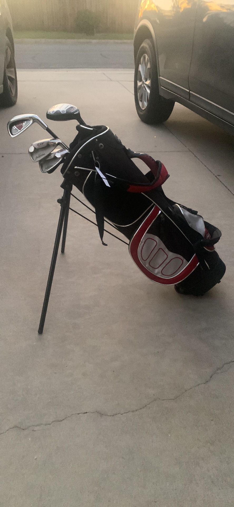 Jack Nicklaus CD2 Junior Boys Right Hand Golf Set Irons Hybrid Wood putter with bag