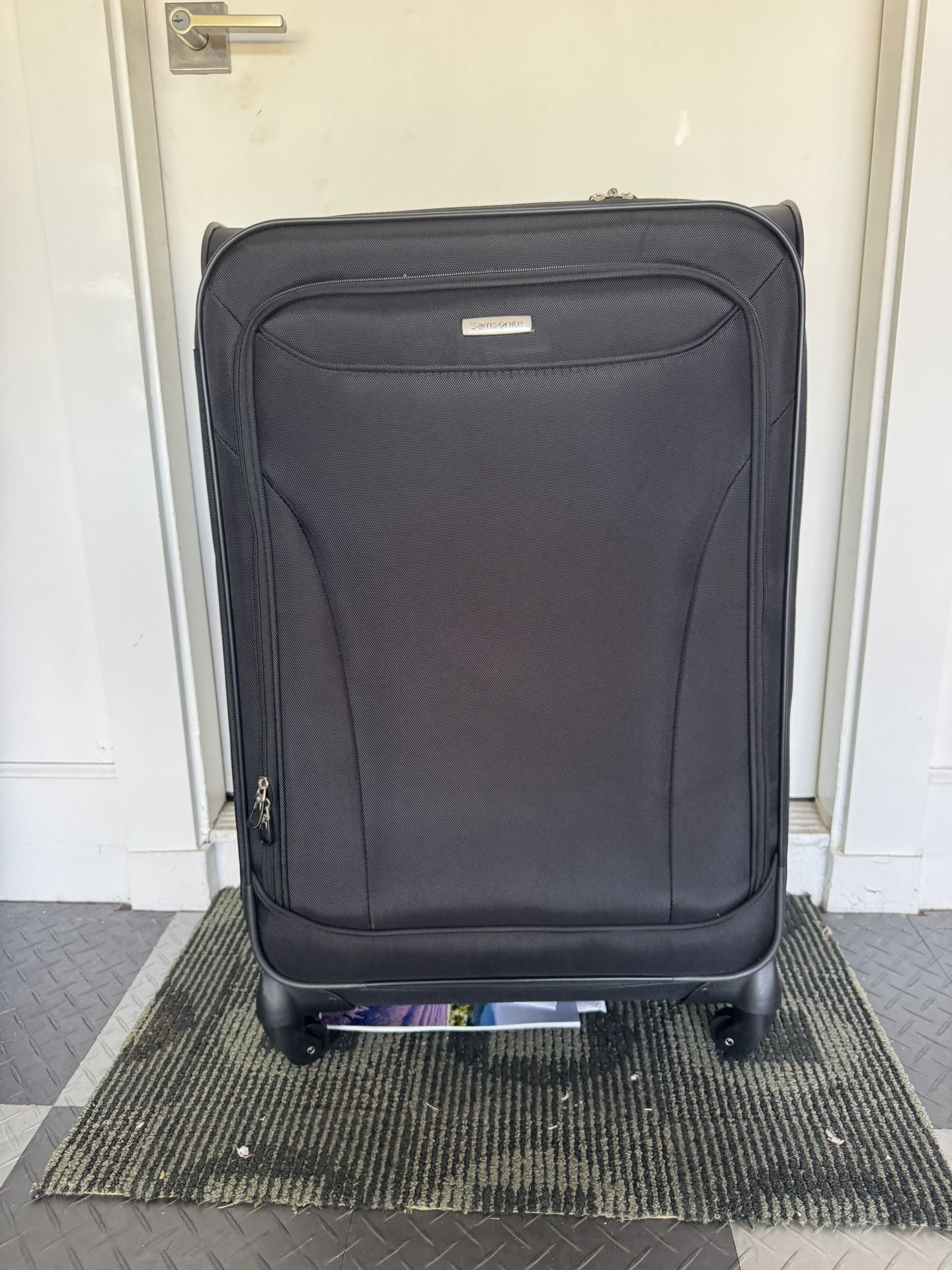 Samsonite 31” Spinner Suitcase 