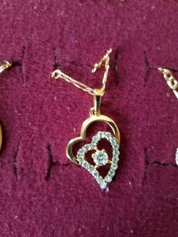 Cadena con dige de corazon y perla de oro laminado