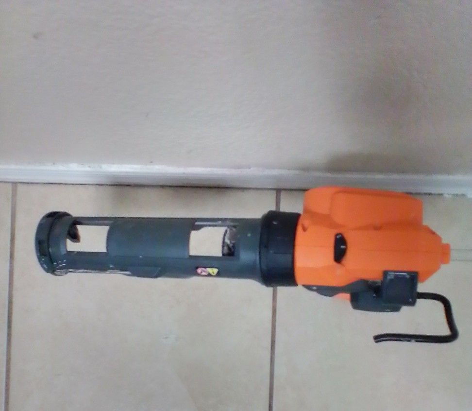 HARDLY USED- RIDGID 18V Cordless 10 oz. Caulk Gun and Adhesive Gun