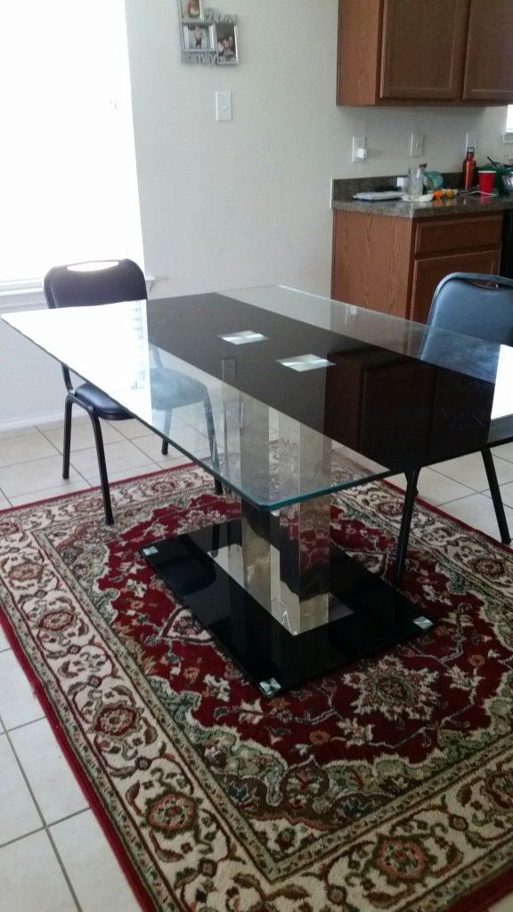 Kitchen/Dining Table and 2 chairs