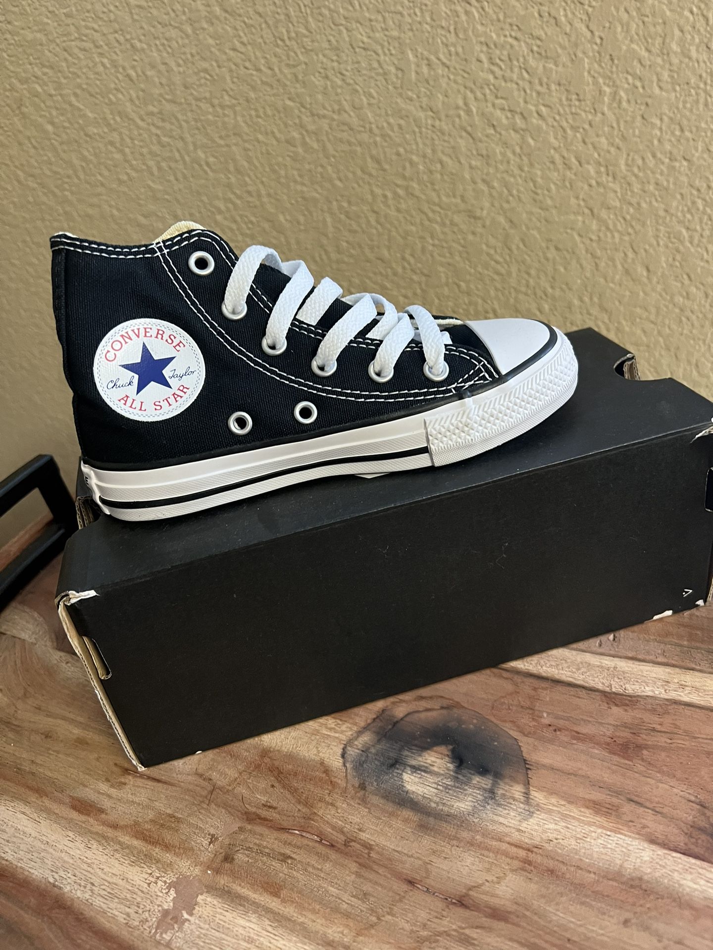 Kids Converse Size 11 for Sale in Jurupa Valley, CA -