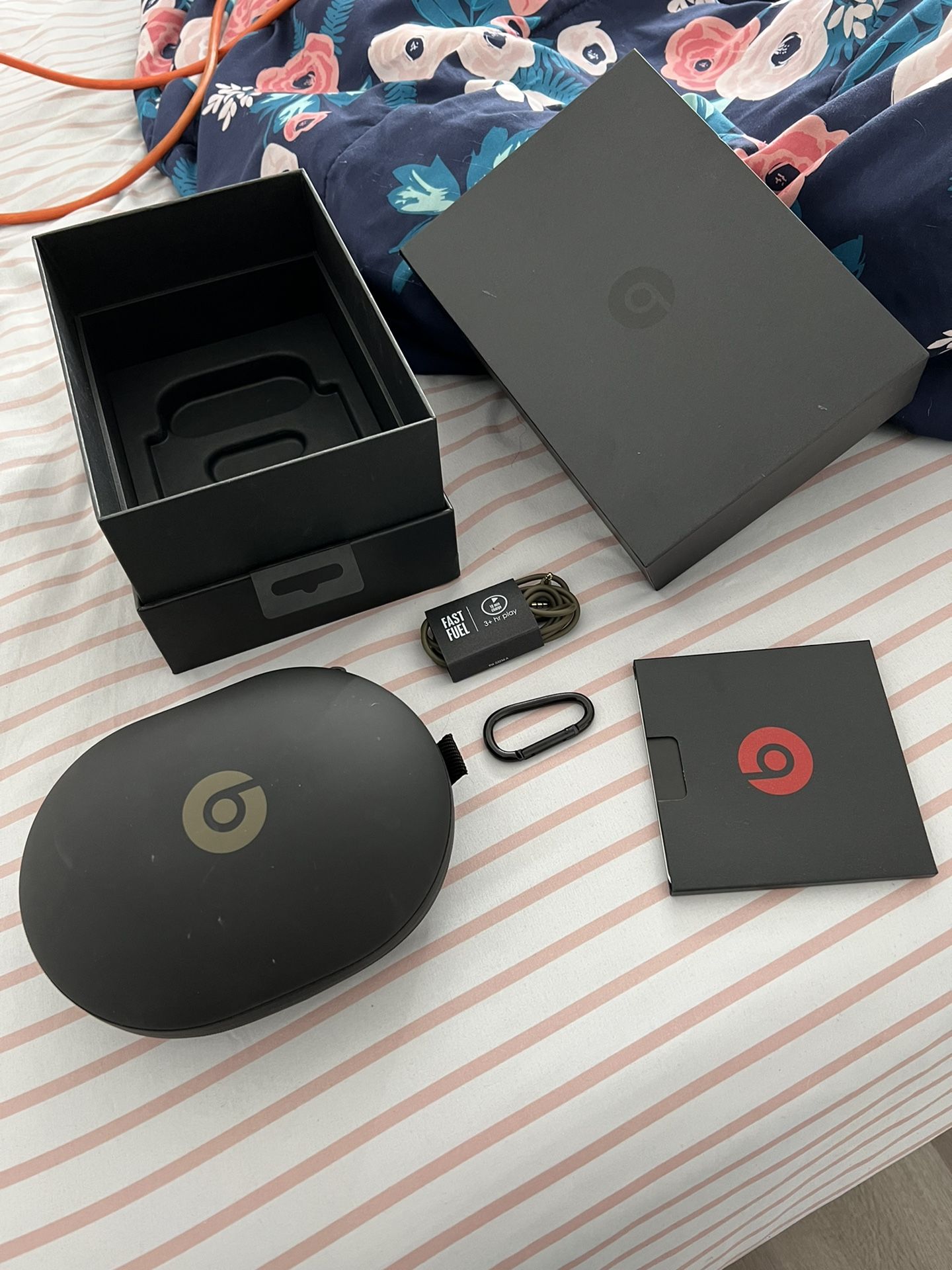 y Dr. Dre Beats Studio3 Wireless Noise Cancelling Headphones - Beats Camo Collection - Forest Green