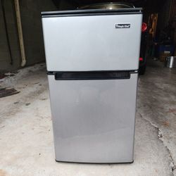 Magic Chef 3.1 Cubic Ft Mini Fridge/Freezer