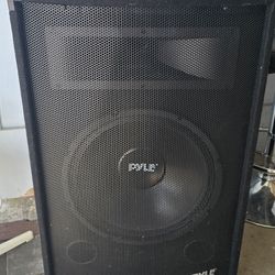 Powerful Pyle PADH1579 2-way speaker system. Has a 15-inch subwoofer and a super horn midrange/tweeter. Handles 800 Watts Peak power, 8 Ohms impedance
