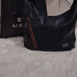 Women's Soft Leather Hobo Bag!  (NWT)
