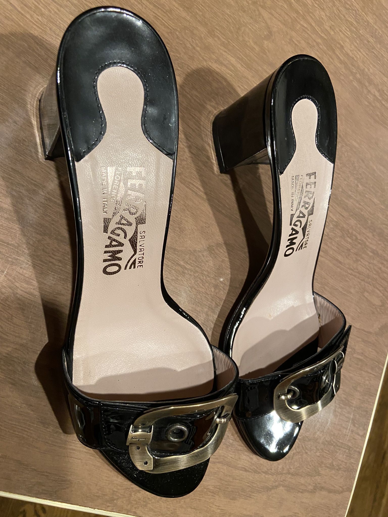 Salvatore Ferragamo sz. 8.5 black patent leather sandals w/block heels