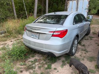 2011 Chrysler 200 4 cyl great commuter car