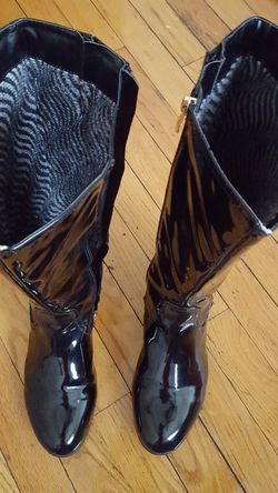 Rain boots with side zipper bearly worn in good condition size 9 $17.00