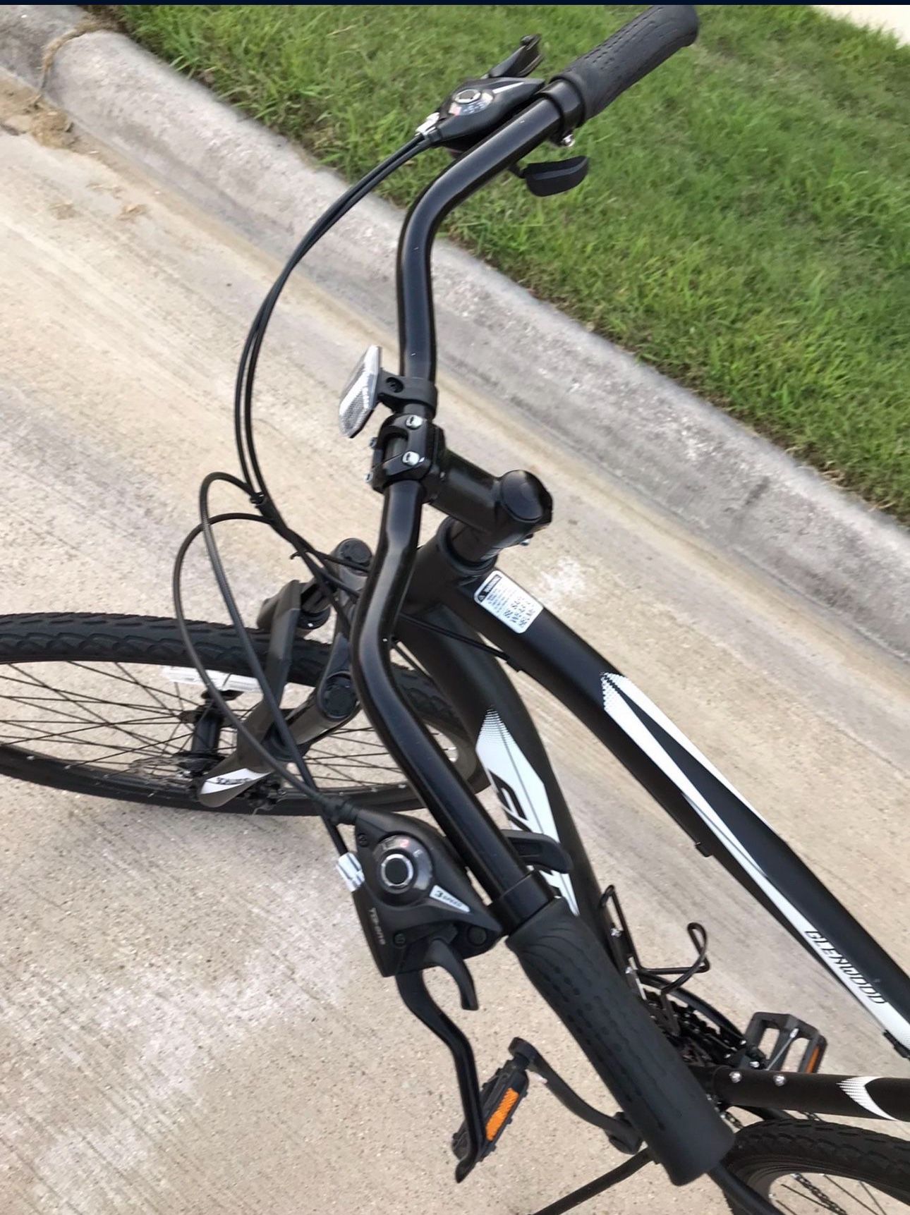 Schwinn Glenwood Hybrid Bike, 21 speeds, 700c wheel, black, mens style