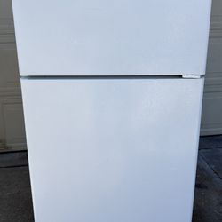 Hotpoint Refrigerator. 15.6 Cu Ft.