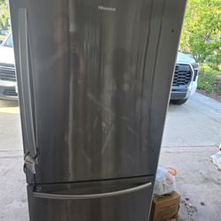 Hisense 17.2 Cu Ft  Refrigerator 