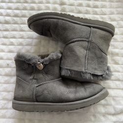 Short Uggs Size 6