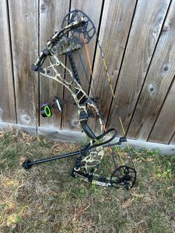 Hoyt Compound Bow with Accessories