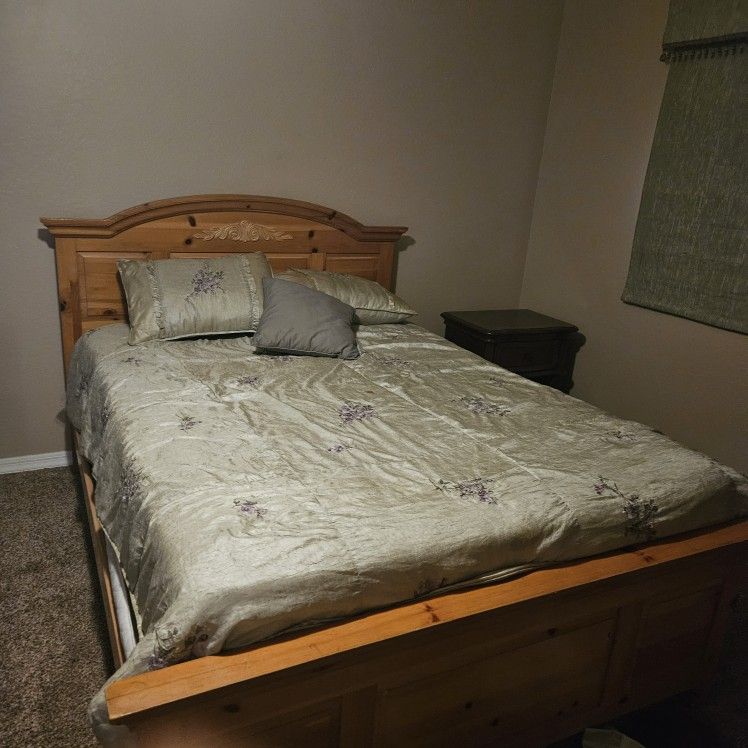 **Beautiful Queen bed frame first $20 takes it!!