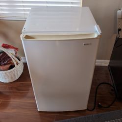 Kenmore 4.5 cu. ft. compact refrigerator ask for $35