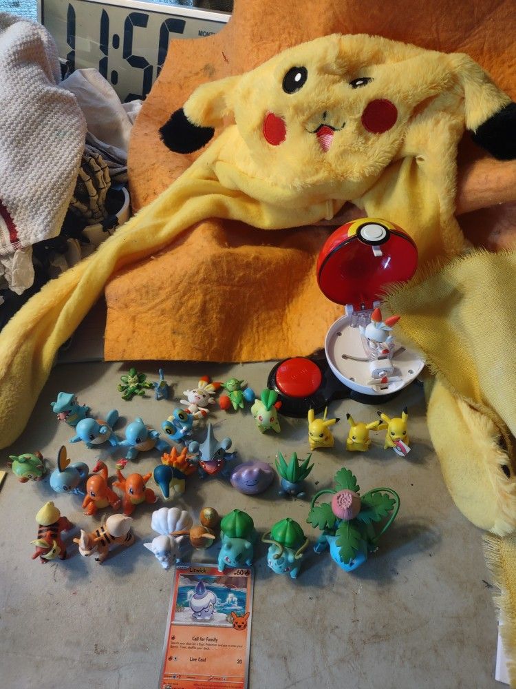 Pokemon Figurines Hat Pokeball Trading Card Will Not Separate