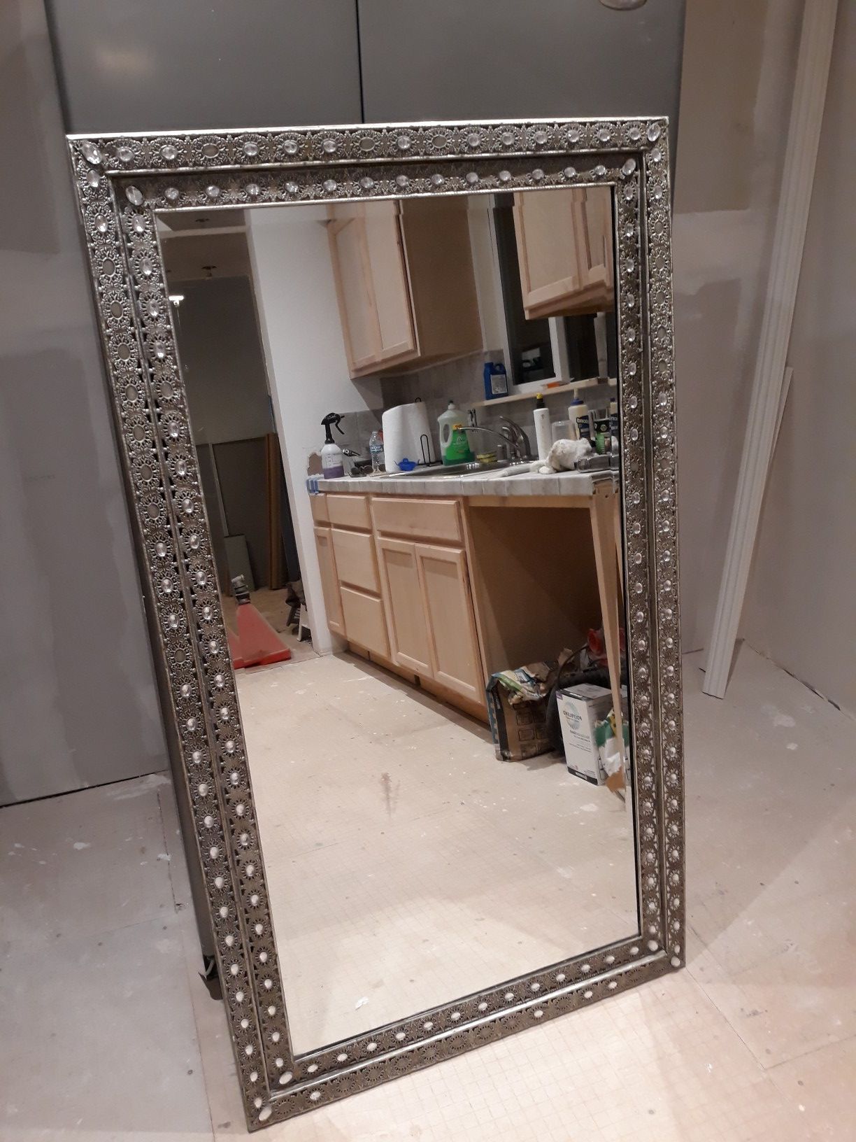 Beautiful wall mirror, not a scratch on it