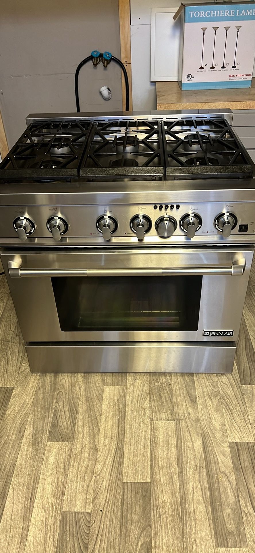 36” Wide Duall Fuel Jenn -air Range Use Like New Perfec Working And Warranty 