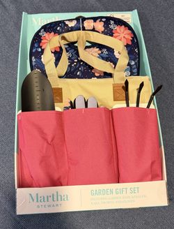 Martha Stewart Pink Garden Gift Set ‘Garden Tote, Kneeler, Rake, Trowel & Gloves