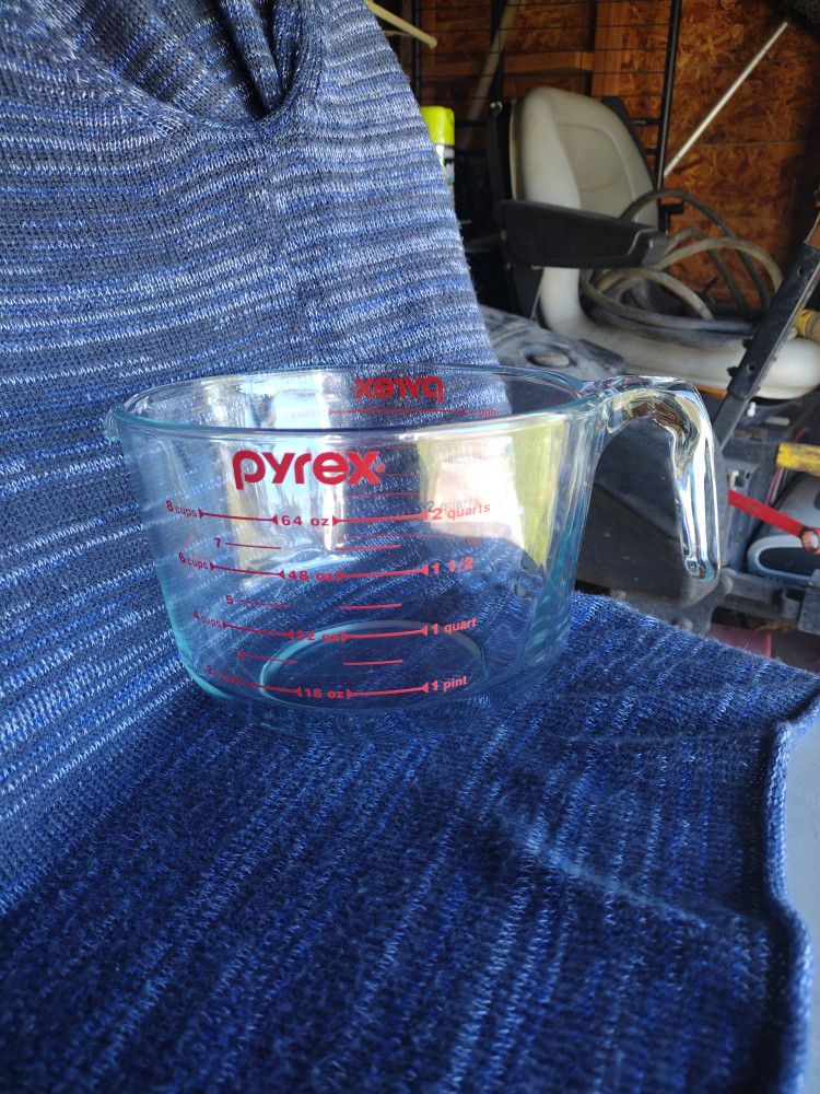 Pyrex 2 Quart Glass Measuring Cup