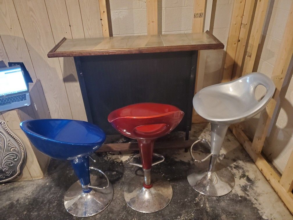 Bar and 3 bar stools