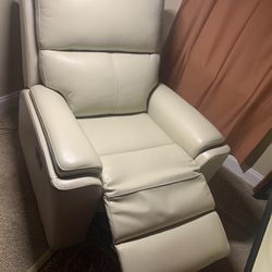 The Jackson Leather Recliner Like New $500.00  Pick up location : Powder springs Ga 30127 