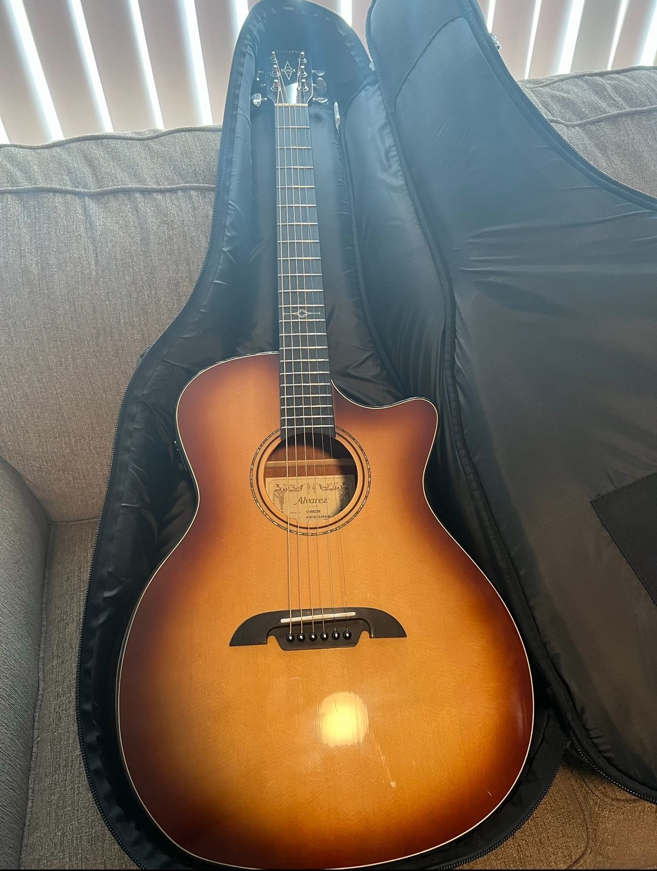 OBO Alvarez Acoustic Guitar And Guitar Bag - lightly Used