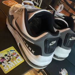 Men’s size 10 Nike LTD shoe