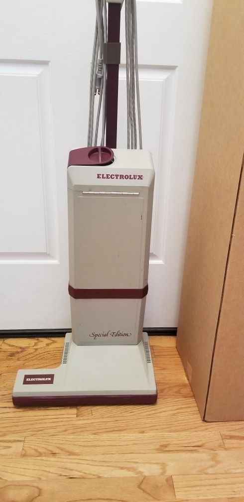 NEW cond ELECTROLUX LUX LAGACY COMMERCIAL VACUUM WITH AMAZING POWER SUCTION , WORKS EXCELLENT , IN THE BOX
