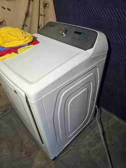 Samsung Dryer Almost New! 30 days guarantee