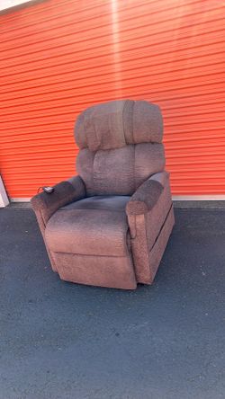 This Golden Technologies MaxiComforter PR-535 lift chair is featured in a bittersweet dark brown
