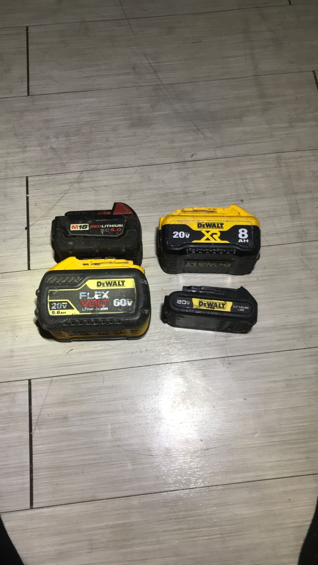 I'm selling these 4 cheap batteries, because they don't charge.
