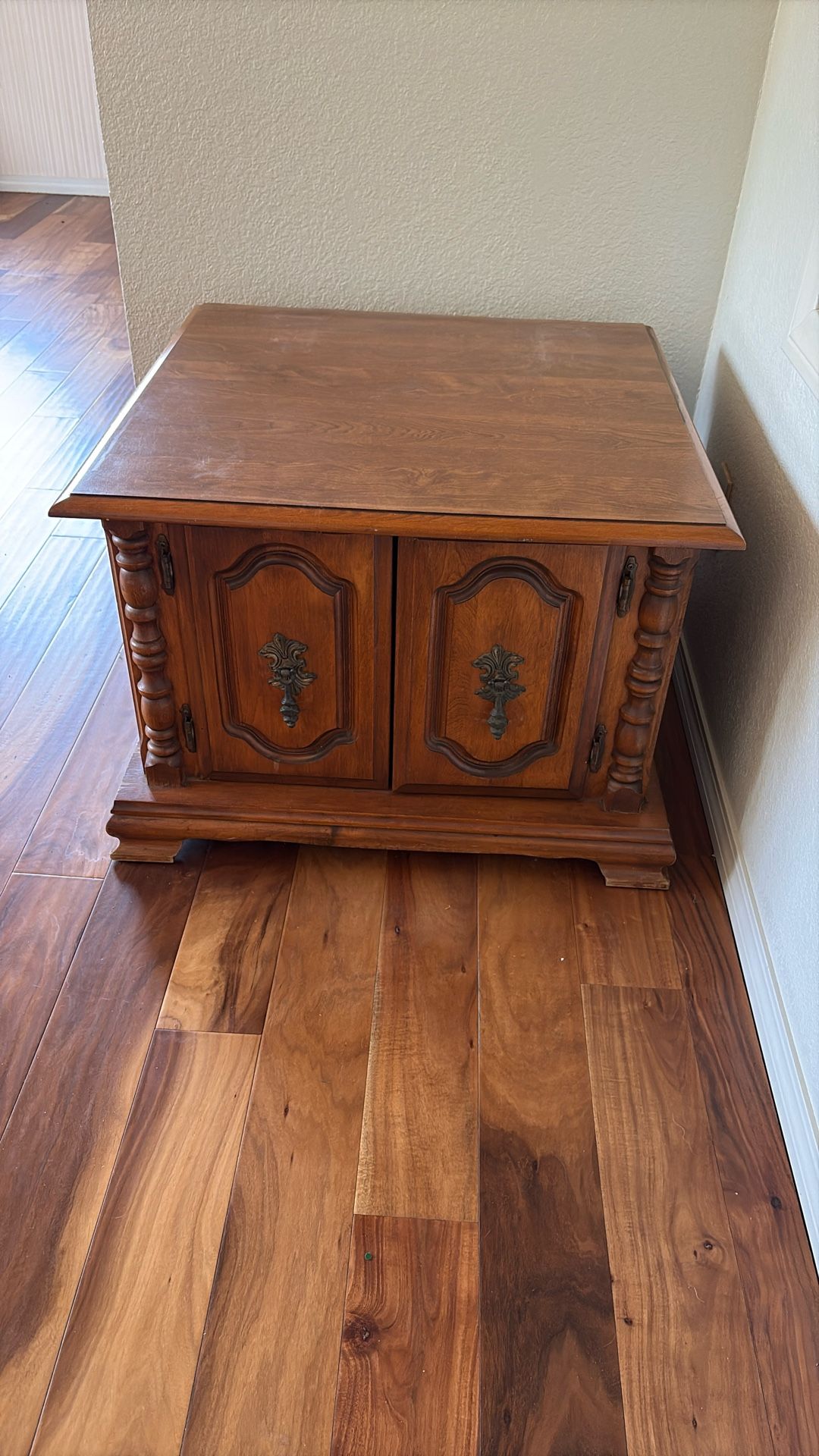 Short Solid Wood Table Storage 