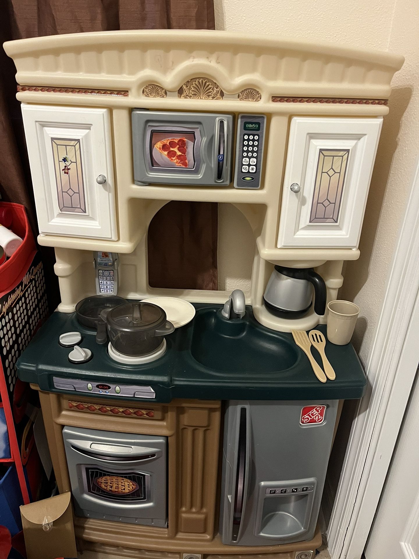 Step 2 Lifestyle Custom Play Kitchen 